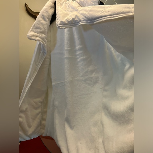 $140 The North Face Mossbud Reversible White Vest. Like new condition. Size XL. - Picture 10 of 13